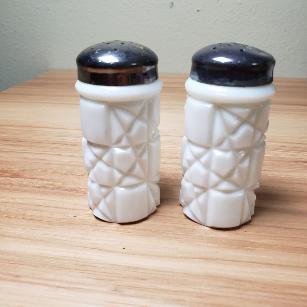Vintage Quilted Milkglass Salt And Pepper Shaker Set White‎